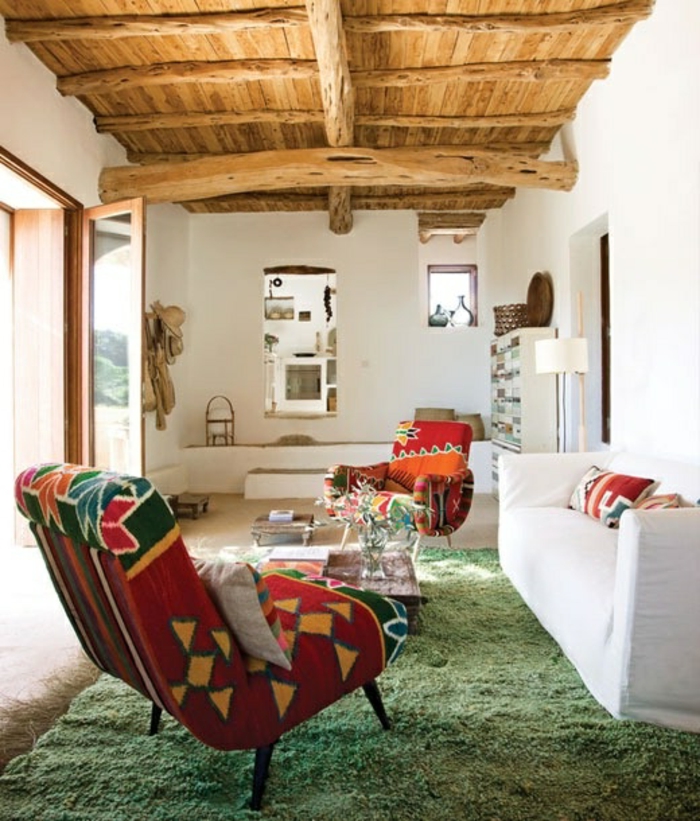 Ibiza-Wohnung-Boho-Stil-Sessel-weißes-Sofa-Dekoration-hölzerne-Zimmerdecke