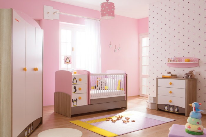KInderzimmer-Schrank-Pinguin-Motive-Babybett-Schubladen-Kommode-Regal-rosa-Wände-kokette-Leuchte