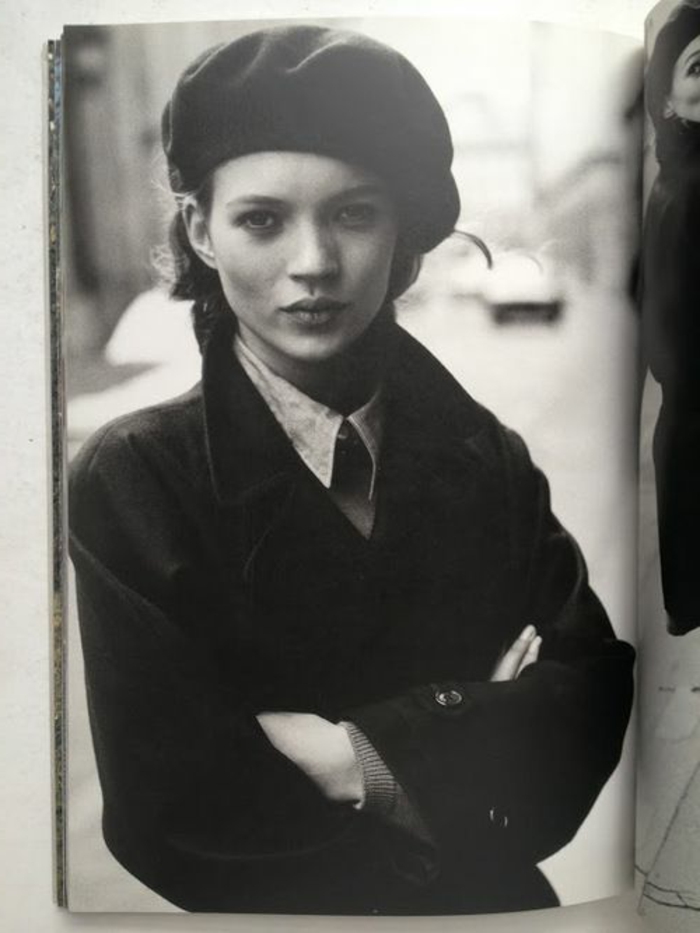Kate-Moss-retro-foto-schwarz-weiß-klassische-Kleidung-Barett-französischer-hut