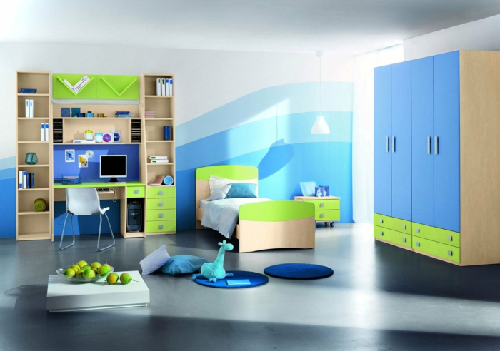 Kinderzimmer-Aqua-Nuancen-kleines-Bett-großer-blauer-Schrank-grüne-Schubladen-Nachtisch-Schreibtisch-Regale-eleganter-Nesttisch-Äpfel