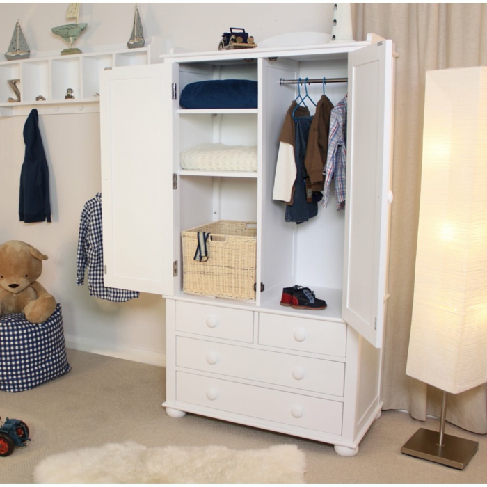 Kinderzimmer-Schrank-Schubladen-Kleider-Rattankorb-Stehlampe-attraktives-Design-großes-Plüschtier