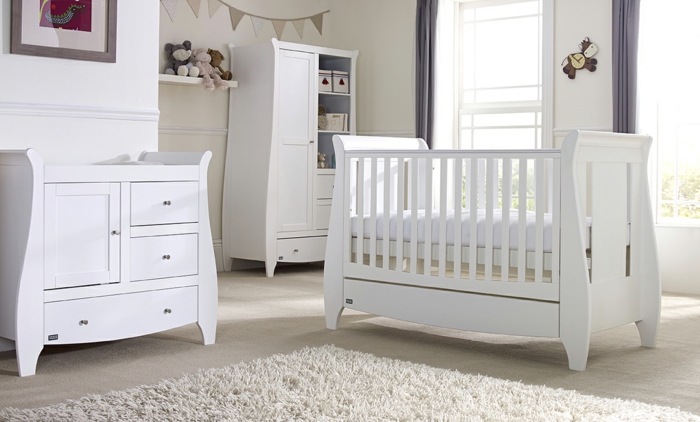 Kinderzimmer-Schrank-elegantes-Design-Babybett-Kommode-weiß-süße-Wanduhr-Plüschtiere-flaumiger-beige-Teppich