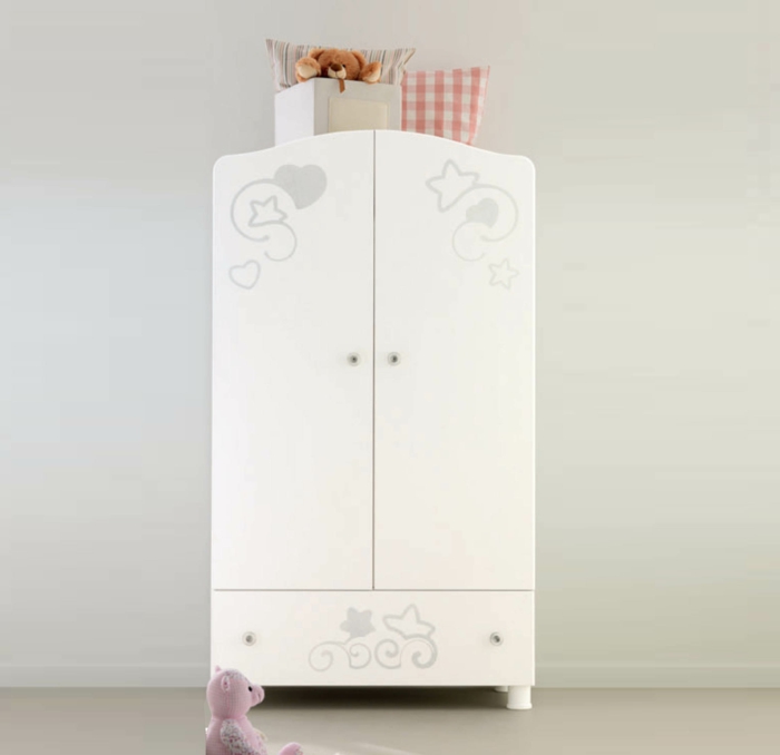 Kinderzimmer-Schrank-italienisches-Design-weiß-silberne.Stern-Dekoration-Kissen-süße-Plüschtiere