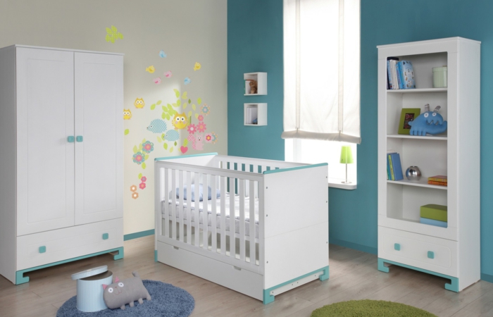 Kinderzimmer-Wände-türkis-Farbe-weiße-Möbel-türkis-farbige-Elemente-lustige-Wandtattoos