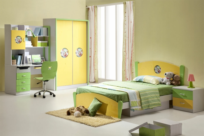 Kinderzimmer-frische-Farben-gelb-grün-Plüschtiere-Kliederschrank-schreibtisch-bunte-Gardinen