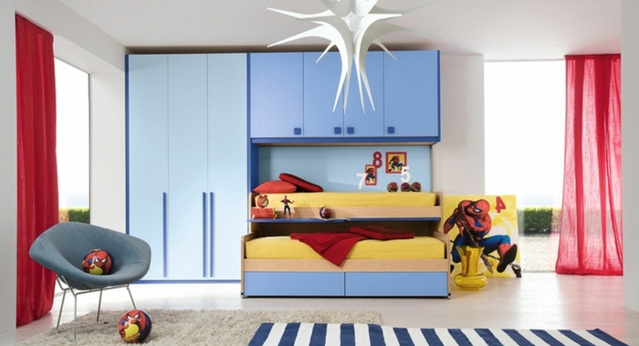Kinderzimmer-für-Jungen-Spiderman-Motive-blauer-Kleiderschrank-rote-Vorhänge-Streifen-Teppich