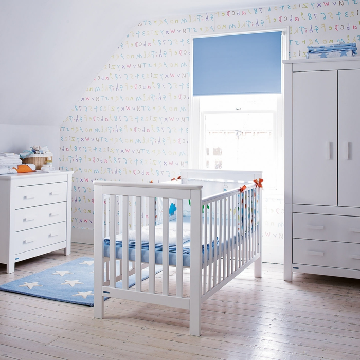 Kinderzimmer-für-Jungen-blaue-Elemente-Wände-Ziffern-Buchstaben-Zeichnungen-weiße-Möbel-eleganter-Kleiderschrank
