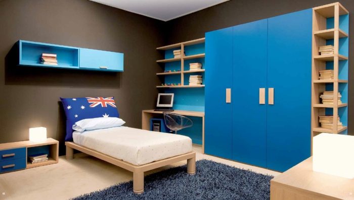 Kinderzimmer-für-Jungen-großer-Kleiderschrank-Regale-Bücher-blau-kleines-Bett-flaumiger-Teppich