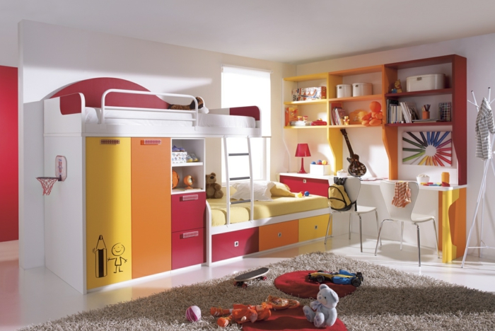 Kinderzimmer-grelle-Farben-rot-orange-gelb-Hochbett-Schränke-originelles-Design-Schreibtisch-weiße-Stühle-Gitarre