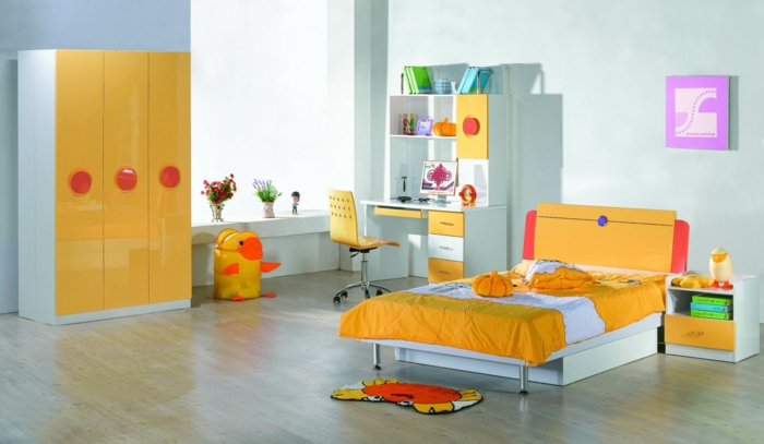Kinderzimmer-grelle-warme-Farbschemen-großes-Bett-Schreibtisch-Regale-Designer-Stuhl-Kleiderschrank-interessantes-Modell