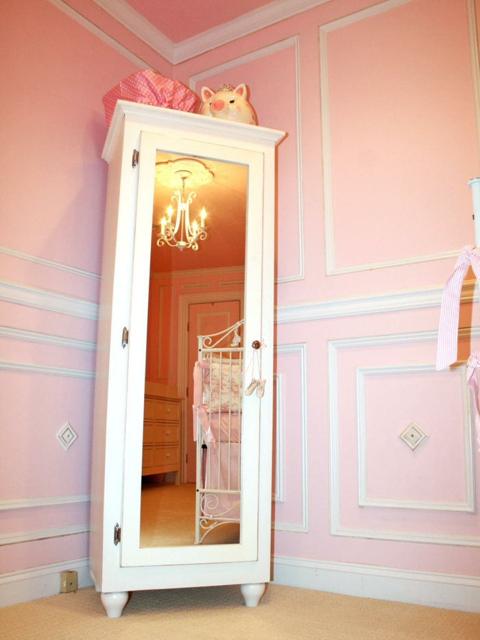 Kinderzimmer-rosa-Wände-aristokratisches-Interieur-Schrank-Spiegeltür-eleganter-Kronleuchter