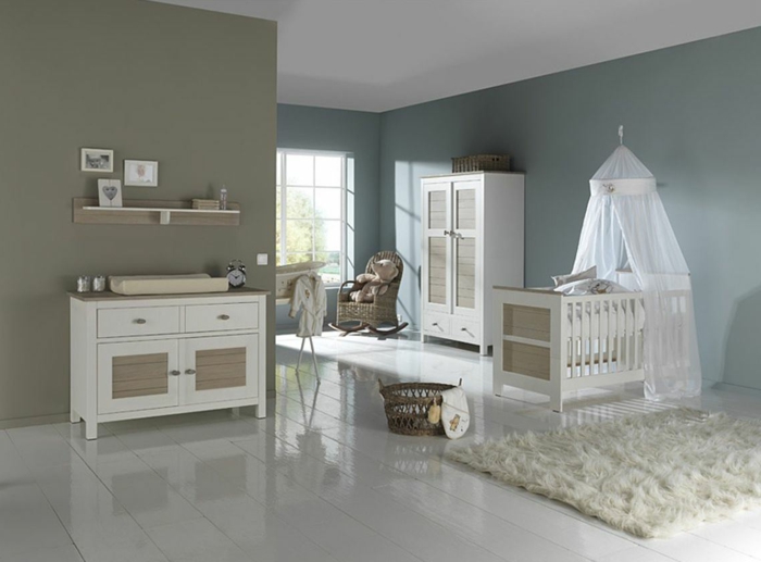 Kinderzimmer-skandinavisches-Design-Babybett-Baldachin-Rattakorb-Schrank-Kommode-weiß-braun-Cappuccino-Wände-Regal-Schaukelstuhl-flaumiger-Teppich-gemütlich