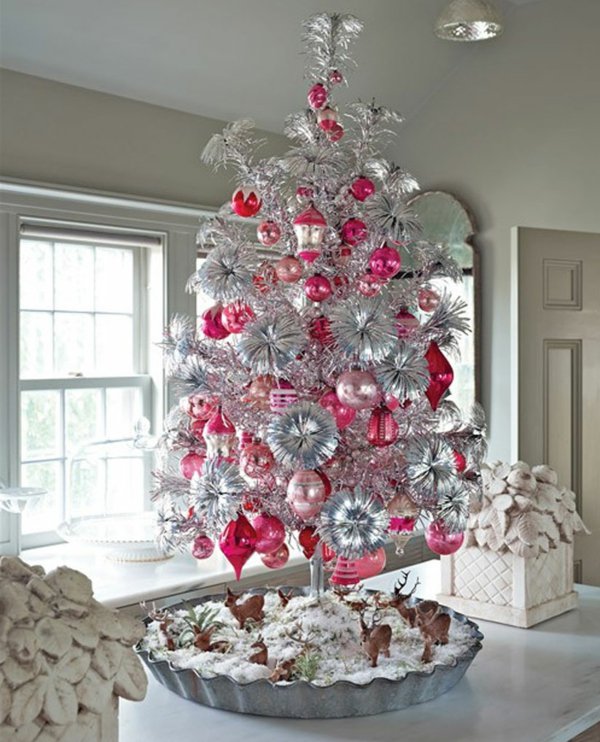 Kuchen-dekorativer-kleiner-weihnachtsbaum-künstlich-rosa-silberner-Schmuck