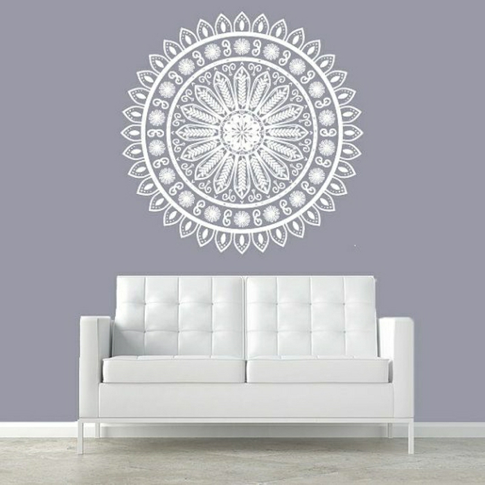 Mandala-Wandtattoo-lila-Wand-weißes-Sofa