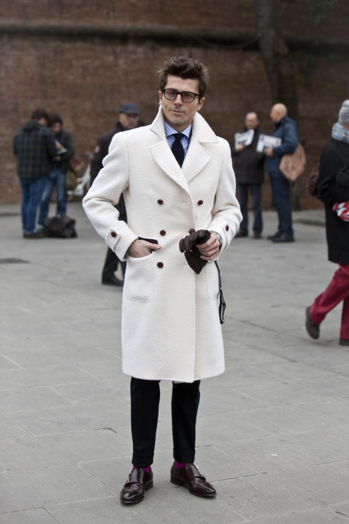 Mann-weißer-Mantel-Winter-Handschuhe-Herrenmode-elegant-stilvoll