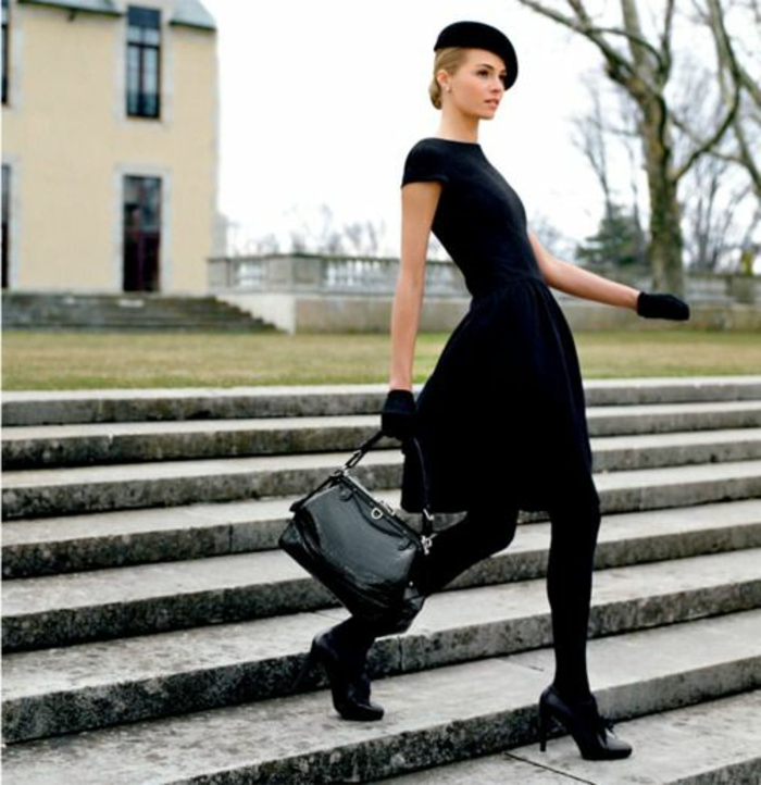 Modell-schwarzer-Outfit-schick-stilvoll-Handschuhe-Barett-Mütze-französischer-Hut
