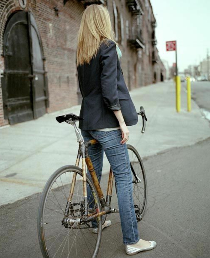 Mädchen-Fahrrad-Straße-Spaziergang-Bambus-Rahmen
