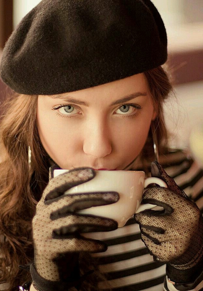 Mädchen-Handschuhe-Spitze-Kaffeetasse-schwarzes-Barett-Mütze-französischer-Stil
