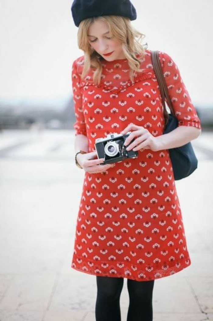 Mädchen-französischer-Schick-rotes-Kleid-schwarzes-Barett-Mütze-klassisches-Modell-Camera