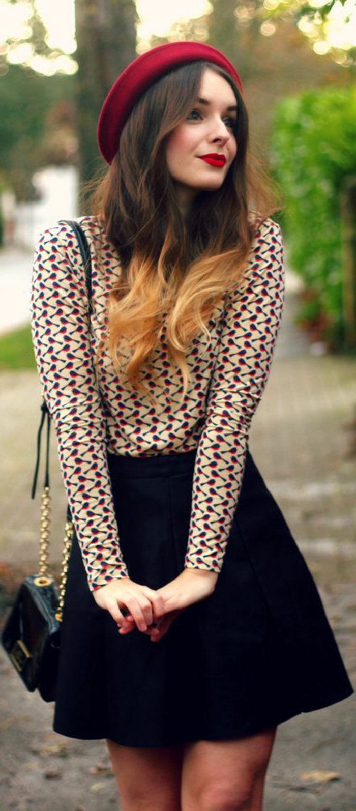 Mädchen-schicker-Outfit-Bluse-schwarzer-Rock-rote-mütze-Herbst-Mode