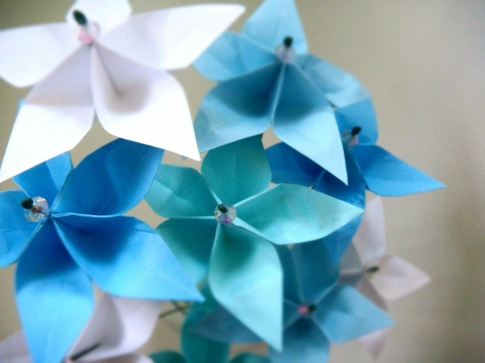 Origami-Blumen-blaue-Nuancen-herrliche-Dekoration-handgemacht