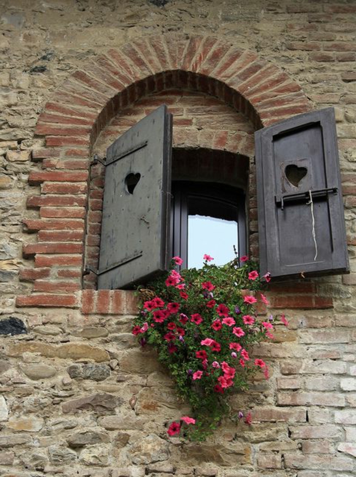 Piacenza-Italien-aristokratisches-Haus-Steinwände-romantisches-Fenster-Blumen-Fensterladen-Holz