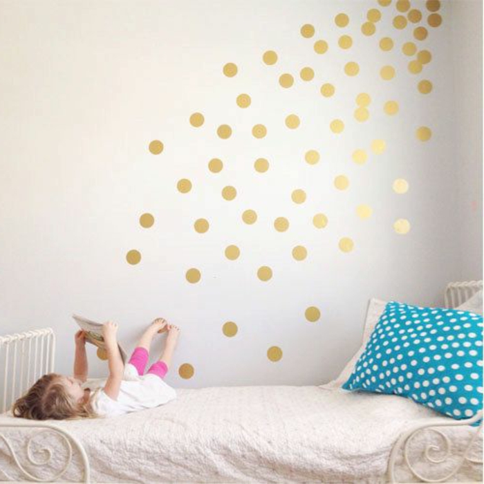 Polka-Dot-Wandtattoos-für-kinderzimmer-goldene-Farbe-weiße-Wand