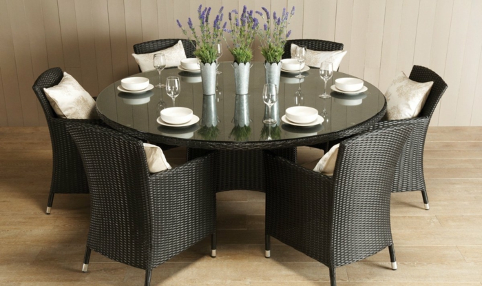 Rattanmöbel-Set-Esstisch-rund-gläserne-Tischplatte-Rattamstühle-einfaches-Design-Shcalen-Teller.Tischdekoration-Lavendel