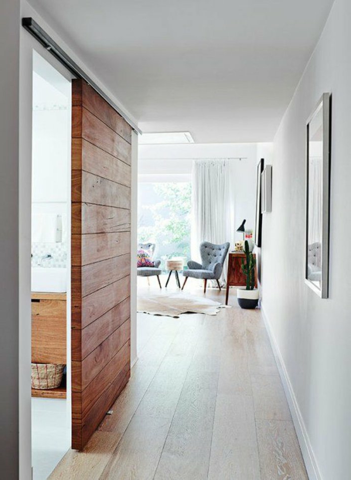 Schiebetür-Massivholz-Badezimmer-Eingang-moderne-Wohnung-schlichtes-Design