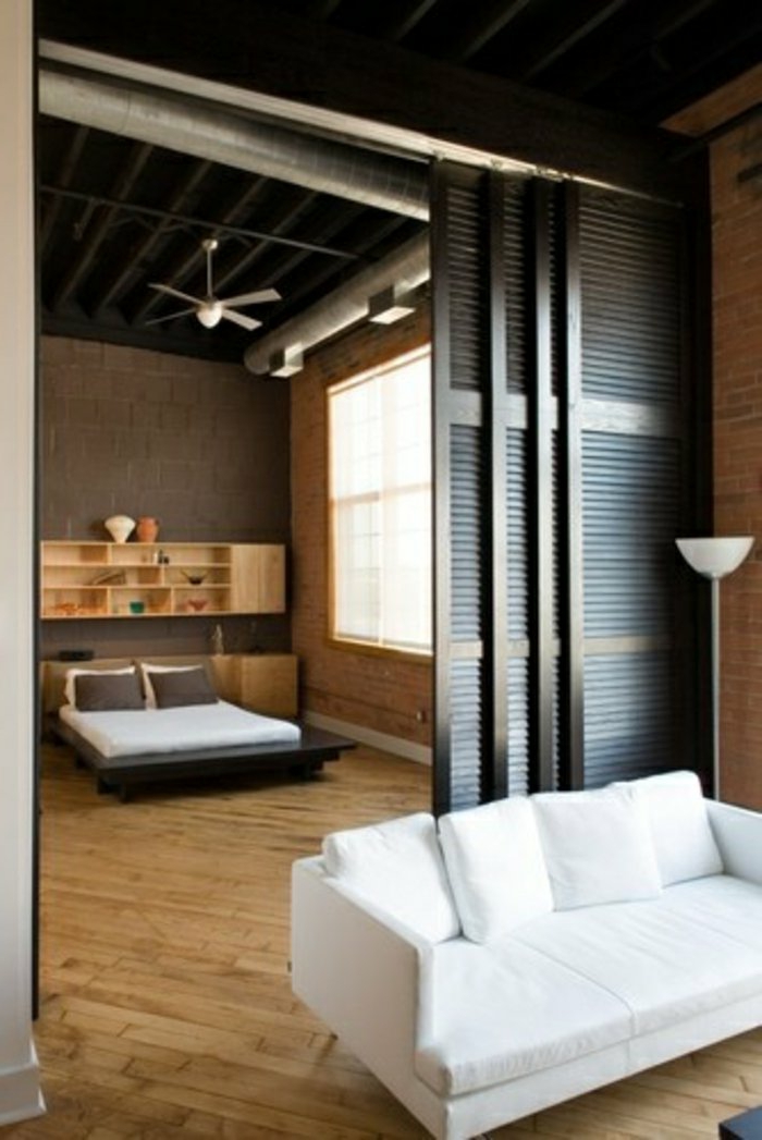 Schiebetüren-Raumteiler-Rolladen-ähnlich-Stehlampe-weißes-Sofa-Schlafzimmer-elegantes-Bett