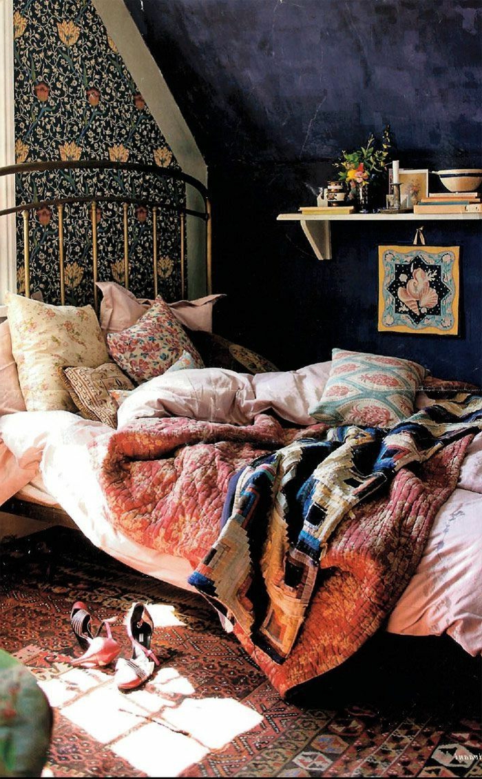 Schlafzimmer-Boho-Stil-schöne-Bettwäsche-Dekoration-Bild-Bücher