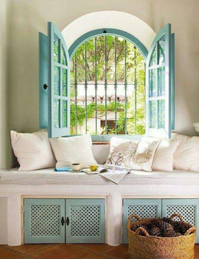 Schlafzimmer-Sofa-Bank-Kaffeetasse-Kissen-Fenster-Gitter-Läden-maurisches-Grün