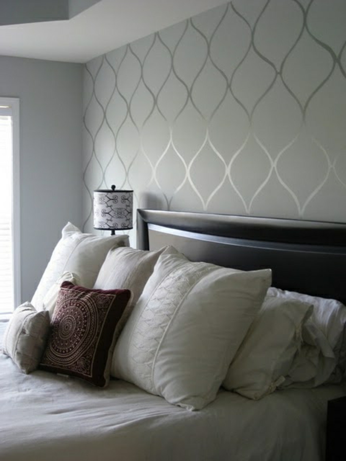 Schlafzimmer-graue-Tapeten-glänzende-Ornamente