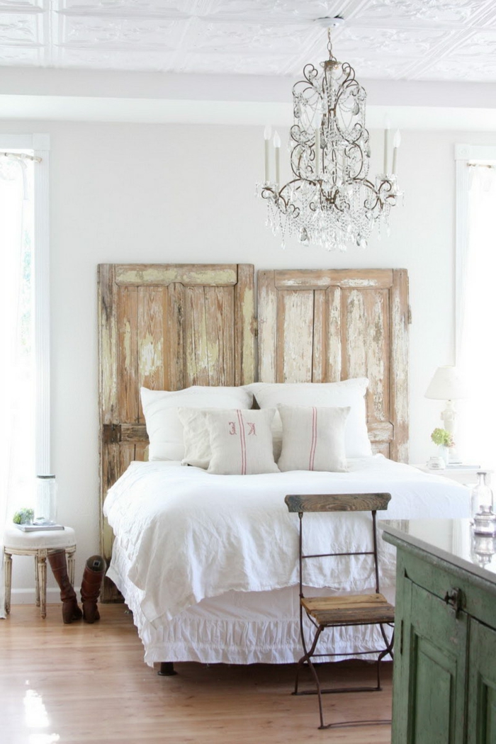 Schlafzimmer-möbel-landhausstil-weiße-Bettwäsche-Kristalle-Kronleuchter