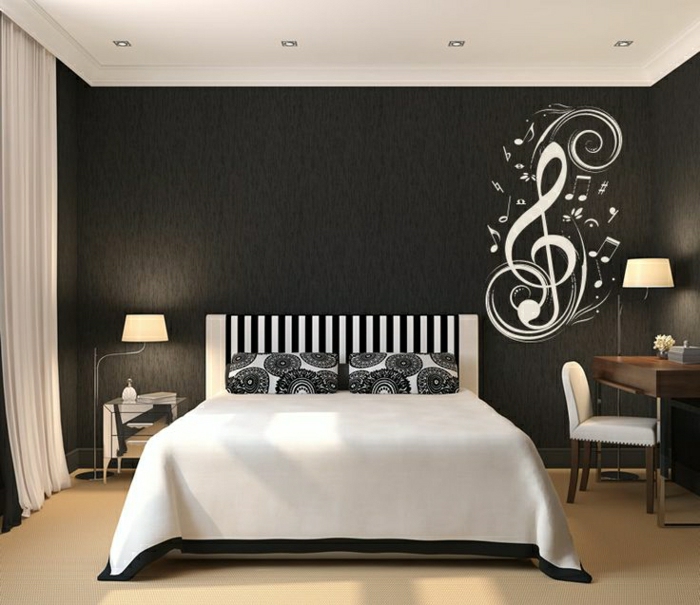 Schlafzimmer-schwarz-weiße-Gestaltung-coole-Wandtattoo-Noten
