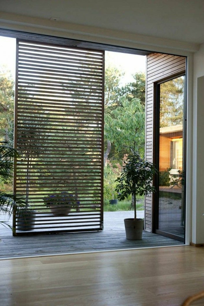 Sommerhaus-Tür-Leisten-interessantes-Design-Topfpflanzen