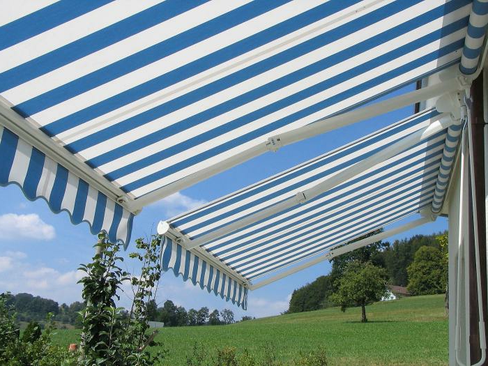 Sonnensegel-für-Terrasse-blau-und-weiß-rustik