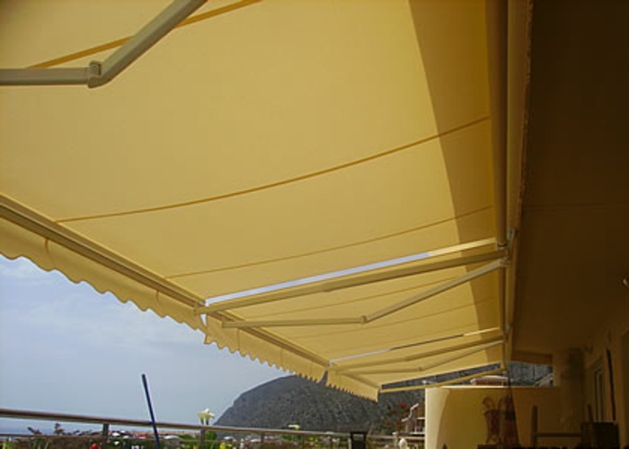 Sonnensegel-für-Terrasse-gelb-stoff-groß