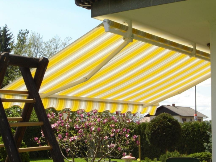 Sonnensegel-für-Terrasse-gelb-weiß-für-garten
