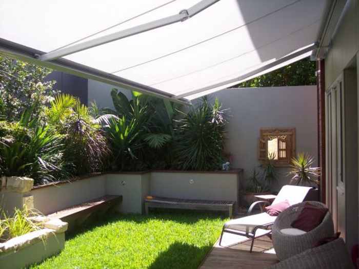 Sonnensegel-für-Terrasse-weiß-stoff-und-bepflanzung