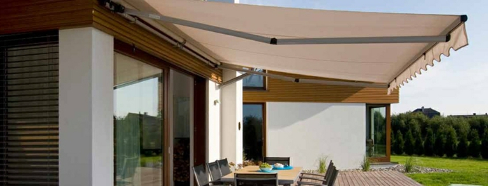 Sonnensegel-für-Terrasse-weiß-stoff-veranda