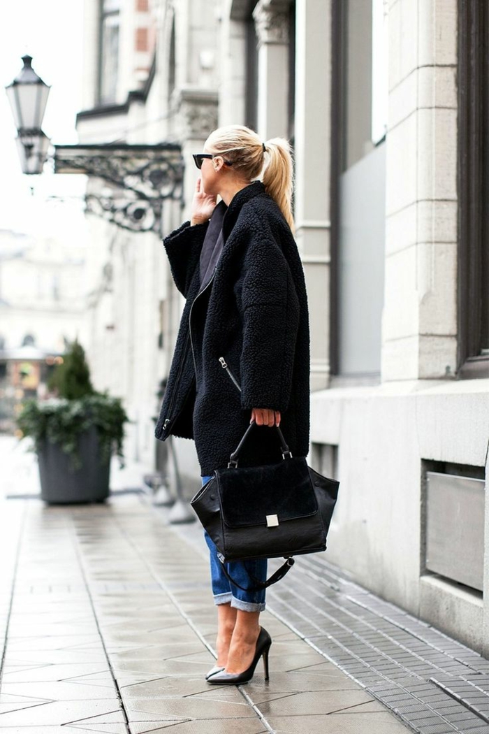 Straße-Mädchen-extravaganter-Mantel-Jeans-schwarze-Schuhe-Absatz