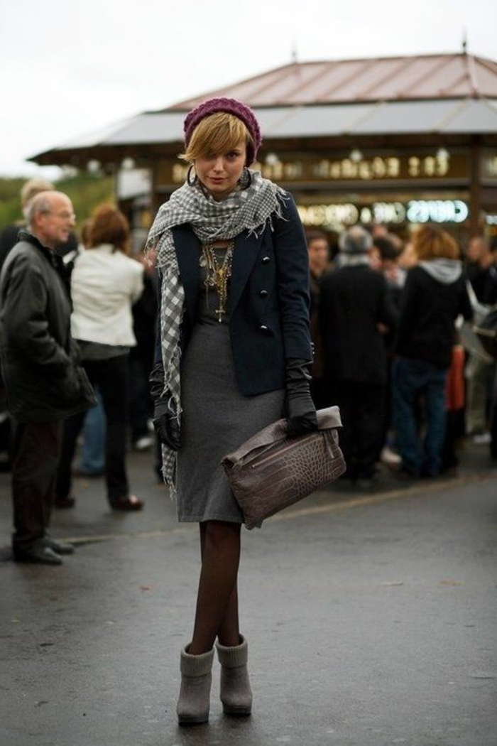 Straßenmode-eleganter-Outfit-Clutch-kariertes-Halstuch-gestricktes-Barett-Mütze-eklektische-Zusammensetzung