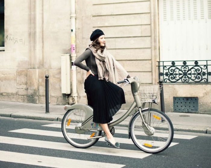Straßenmode-französischer-Stil-Mädchen-Fahrrad-schwarzer-Rock-Halstuch-schwarzes-Barett-französische-Mütze