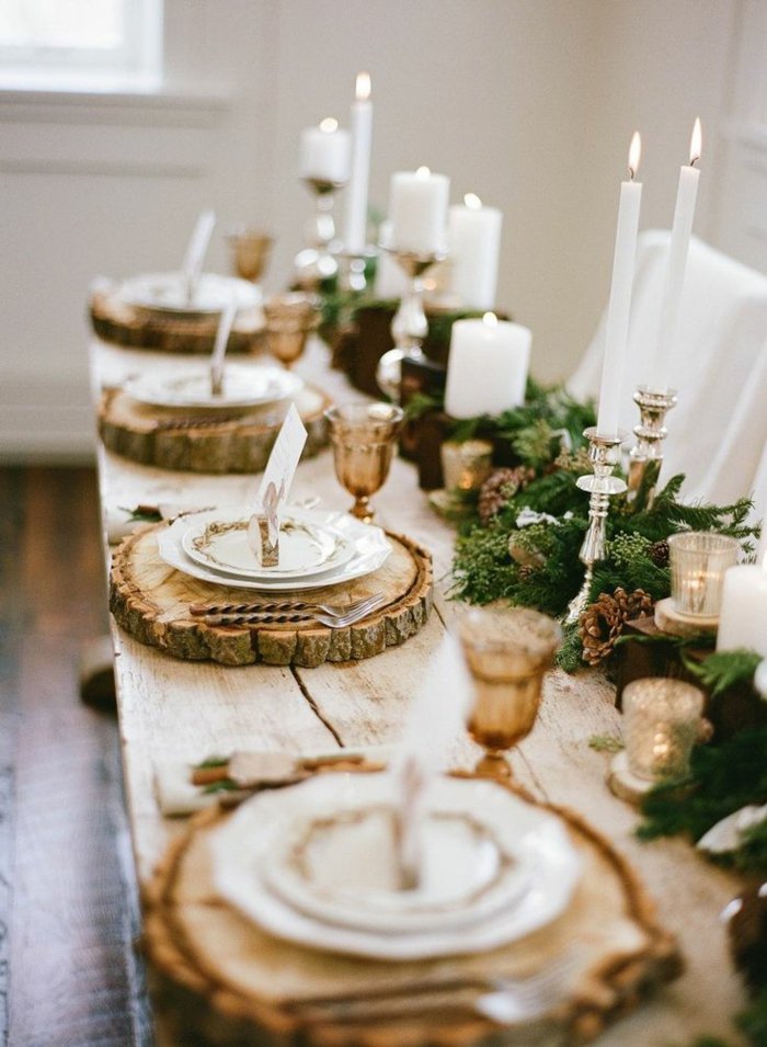 Tischdeko-zu-Weihnachten-rustikale-Elemente-weisse-Kerzen-Tannenzweige-Zapfen