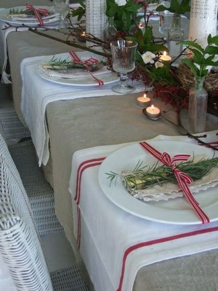 Tischdeko-zu-Weihnachten-silvoll-Kerzen-Tannenzweige-hübsche-Bänder