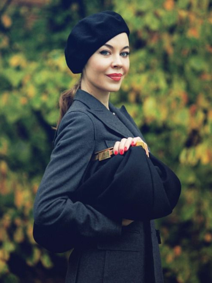 Ulyana-Sergeenko-Foto-stilvoll-schick-Clutch-roter-Nagellack-roter-Lippenstift-schwarze-Mütze