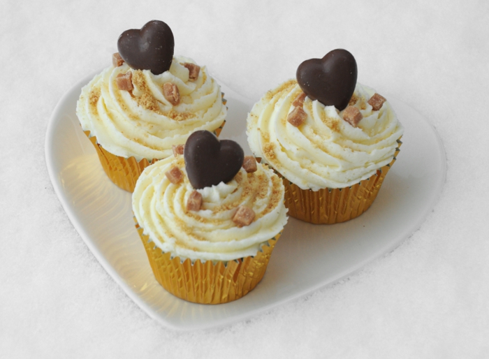 Valentinstag-romantische-Idee-Cupcakes-Vanille-Creme-Schokoladenherze-Nüsse-Sprinkles-Dekoration