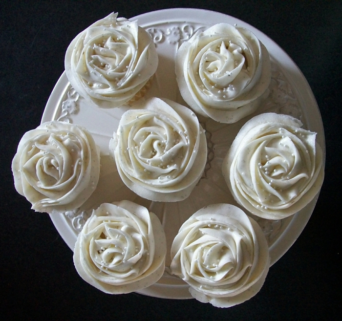 Vanille-Buttermilch-Cupcakes-Rosen-Form-schön-attraktiv