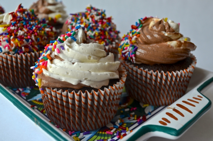 Vanille-Schokolade-Twist-Cupcakes-Sprinkles-süß-tolle-Idee